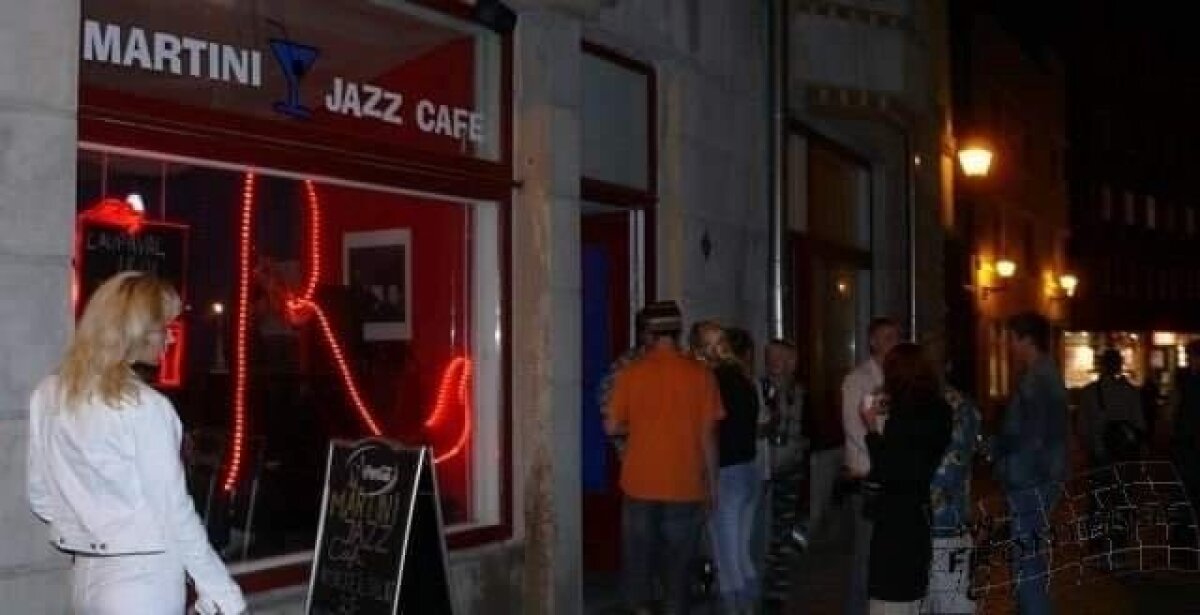 DŽÄSSBAAR 2007. aastal pidasid Helmed vanalinnas džässbaari Martini Jazz Cafe, mis paraku haledalt läbi kukkus ja pere aastateks sügavatesse võlgadesse saatis.