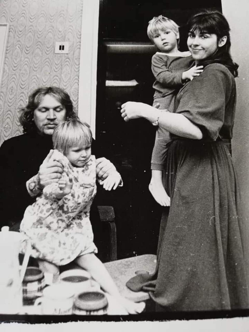 KAKSIKUTEGA Mart ja Sirje Helme kaksikute Maarja ja Martiniga 1979. aastal. Nii nagu pildil, on Martin olnud ka hilisemas eas emaga lähedasem kui isaga.
