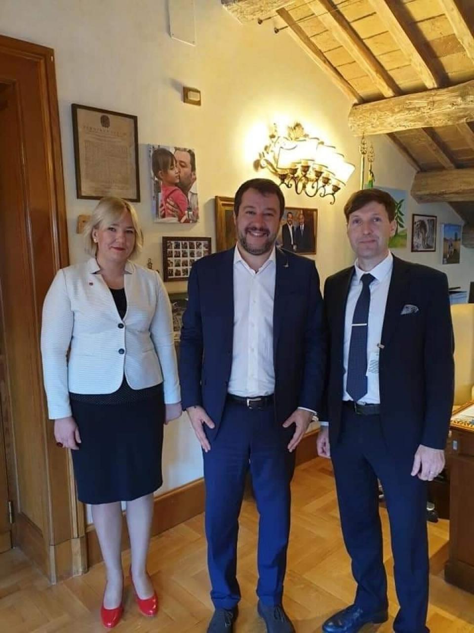 VIIMASEL VÄLISREISIL enne koroonat. 2019. aasta novembris kohtusid Eeva ja Martin Roomas ­Itaalia paremäärmuslaste liidri Matteo Salviniga, kes kuu aega varem oli kaotanud siseministri koha. Saapamaa lembus pani paari õppima ka itaalia keelt.