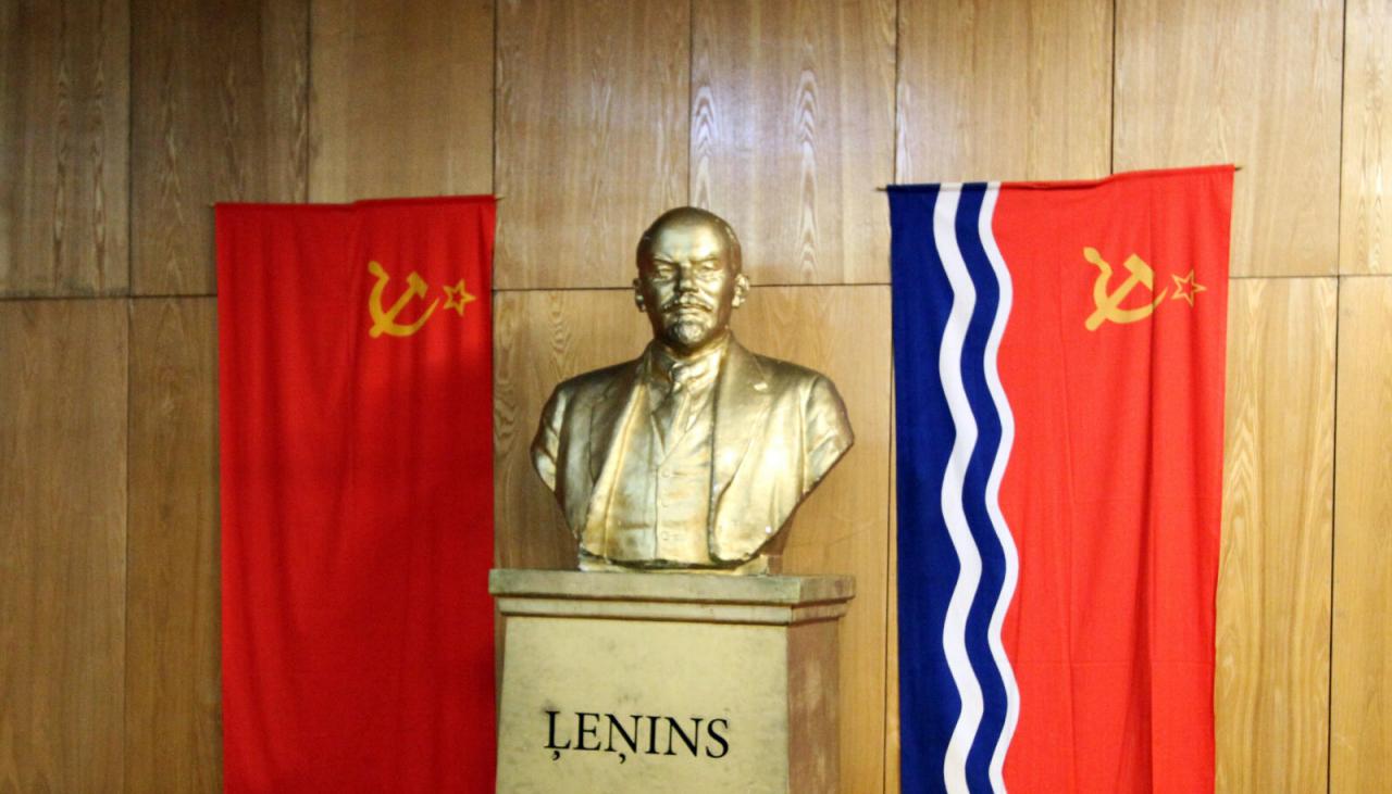 Suur juht ja õpetaja, Lätis tuntud kui Lenins 