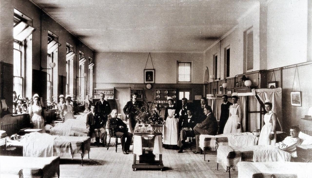 KUNINGANNA IHUARST JA TEMA MEESKOND: Joseph Lister (istub keskel) koos oma töötajatega Kingi kolledži haiglas.