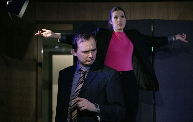 Arvustus. Vahingu novelli “Näitleja” mõtlemapanev ja esteetiline tõlgendus Salme teatris