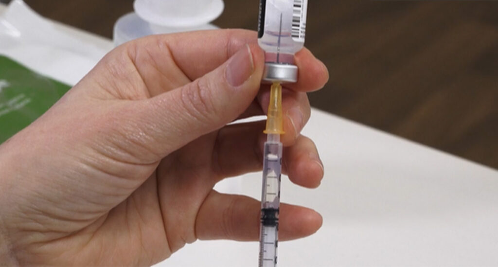 Briti pered on alustanud võitlust koroonavaktsiini tootja vastu, kuna nende väitel vigane vaktsiin tappis ja invaliidistas inimesed