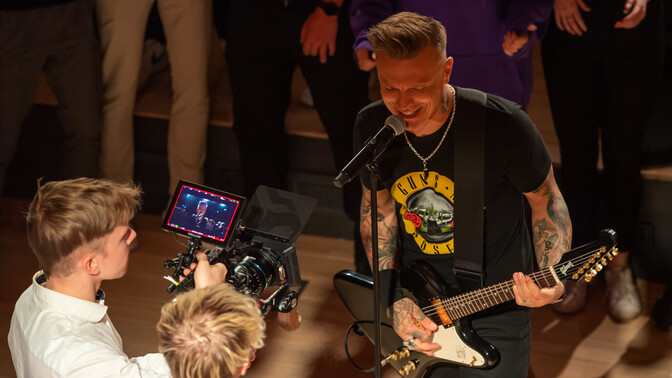 Galerii: Viimsi gümnaasiumi noorte käe all valmis Tanel Padari loole video