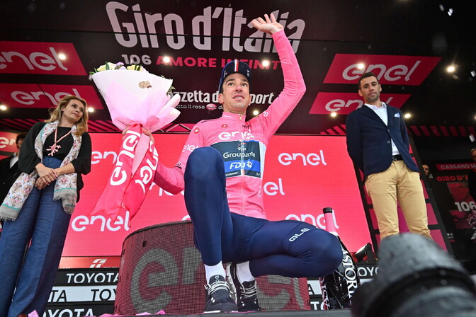 Giro liidrisärk rändas üllatuslikult prantslase Armiraili selga