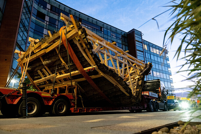 Lootsi tänavalt leitud keskaegne laev paneb spetsialistid käsi laiutama