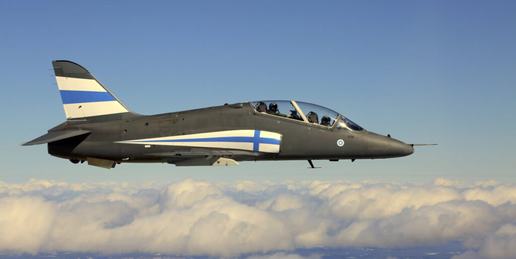 Soomes kukkus sõjalennuk alla