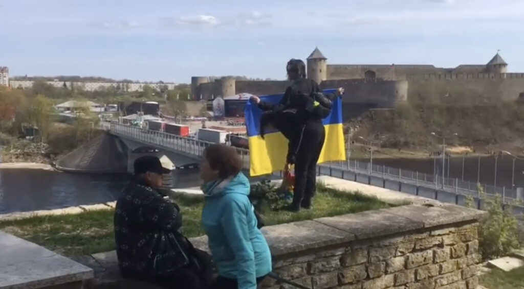 VIDEO: Eestis lükati Ukraina lipuga mees mäe otsast alla