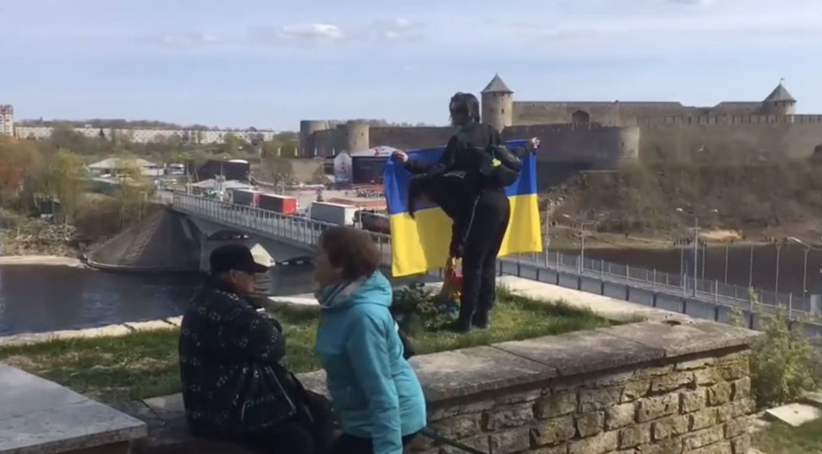 VIDEO: Eestis lükati Ukraina lipuga mees mäe otsast alla