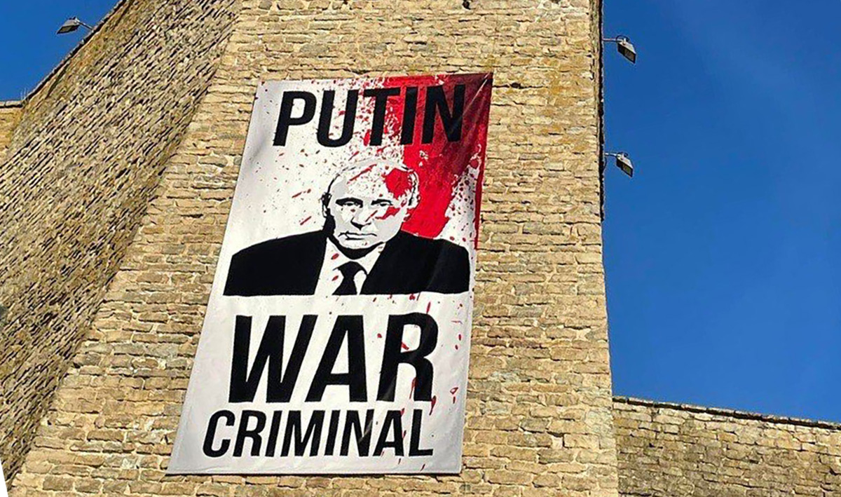VIDEO: Eestis pandi Vene piiri äärde suur plakat, et Putin on sõjakurjategija