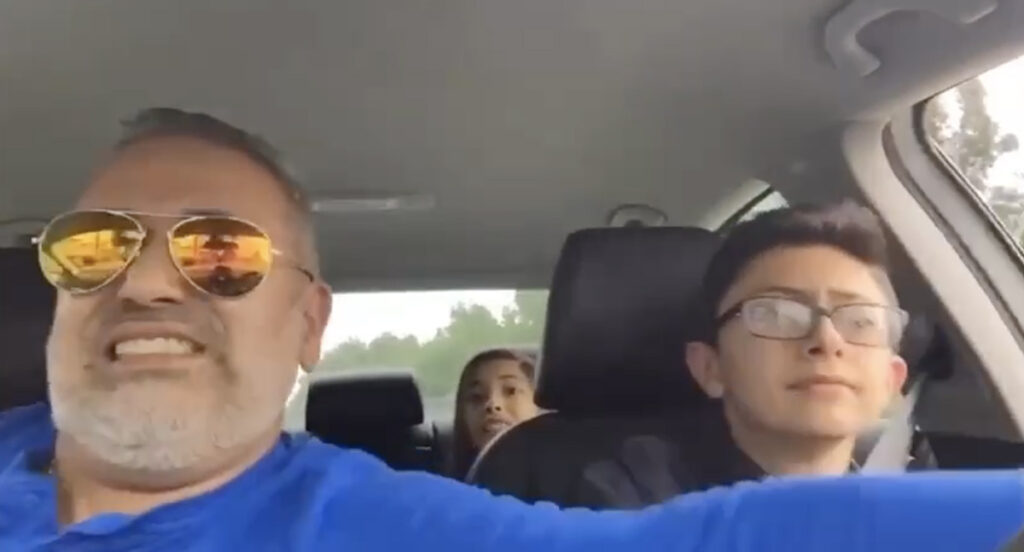 VIDEO: isa õpetab poega autoga sõitma