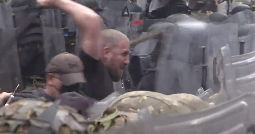 VIDEO: Kosovos läks olukord kuumaks, 25 NATO rahuvalvajat said haavata