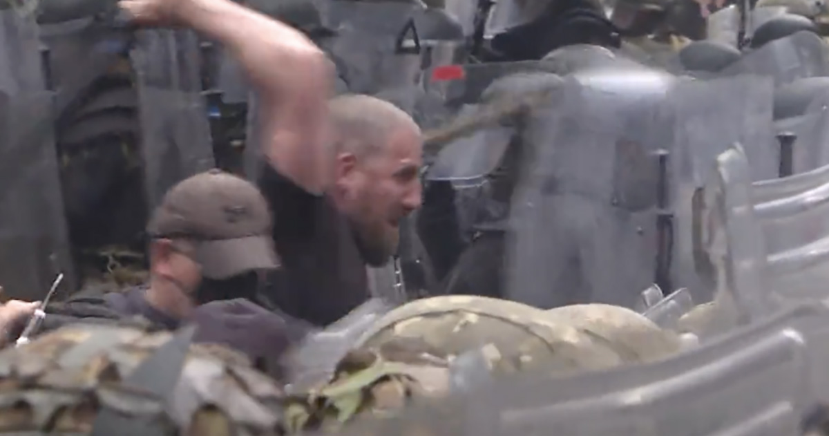 VIDEO: Kosovos läks olukord kuumaks, 25 NATO rahuvalvajat said haavata