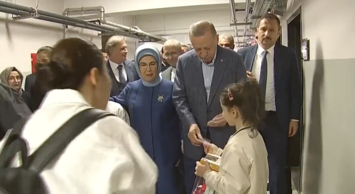 VIDEO: Türgi president jagas valimisjaoskonnas lastele raha – see pidi olema lubatud