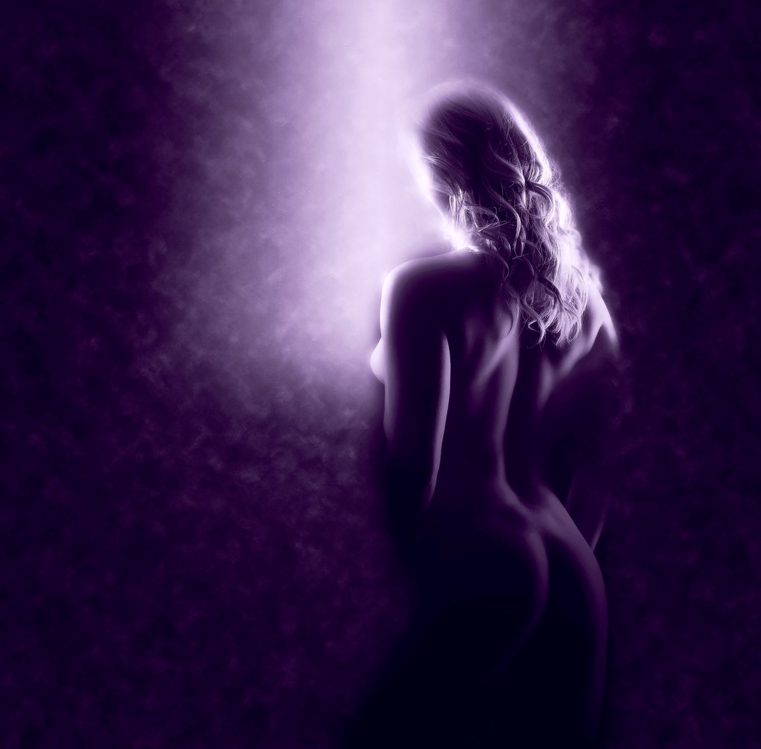 Anekdoot: mees libistab käega mööda naise selga järjest madalamale…