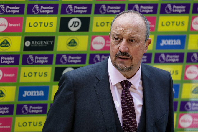 Benitez asub pooleteiseaastase pausi järel taas peatreeneriks