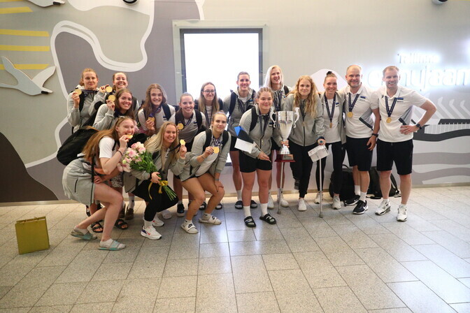 FOTOD | Võidukas võrkpallinaiskond saabus kodumaale