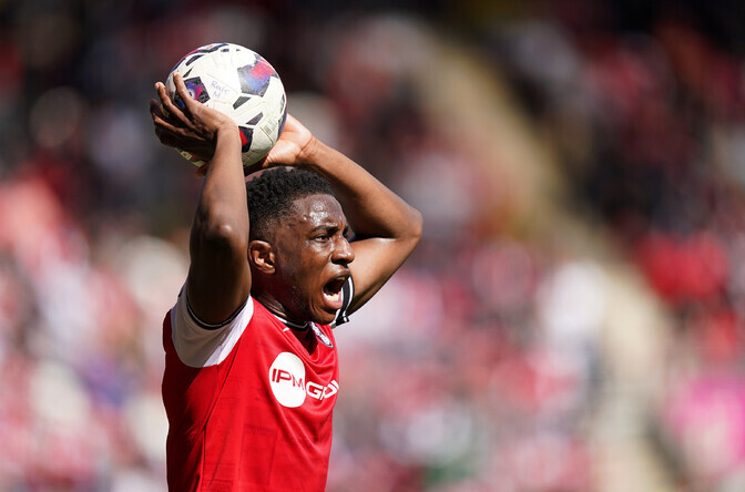 Inglismaal ei tohi enam palli mängupanekul seda eelnevalt rätikuga kuivatada