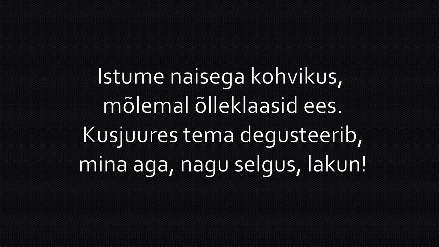 Istume naisega kohvikus, mõlemal õlleklaasid ees