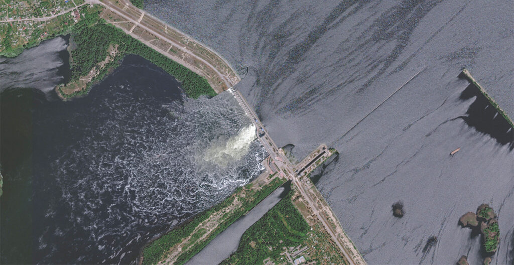 Kas Ukraina tamm varises ise kokku? Satelliidipildid näitavad kahjustust juba päev varem