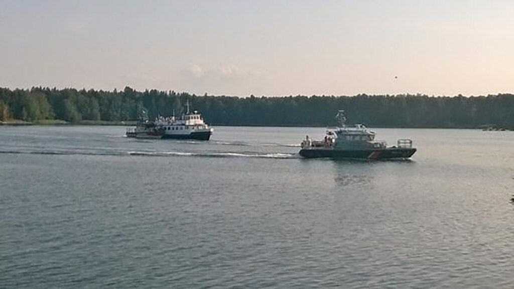 Kümneid inimesi vedanud veebuss jäi Helsingi lähedal merel hätta