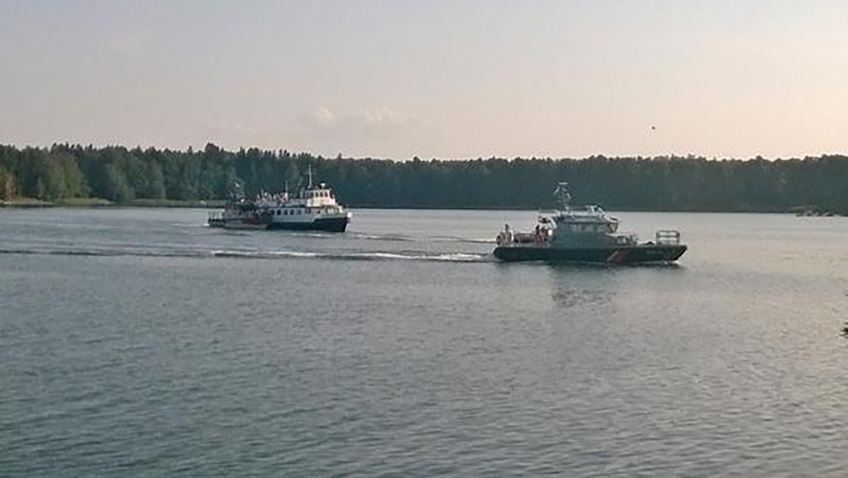 Kümneid inimesi vedanud veebuss jäi Helsingi lähedal merel hätta
