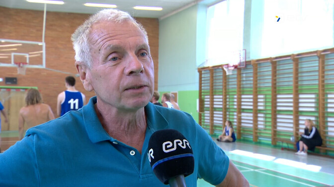 Näitlejad võtsid Tiksi korvpallietenduse eel üksteiselt väljakul mõõtu