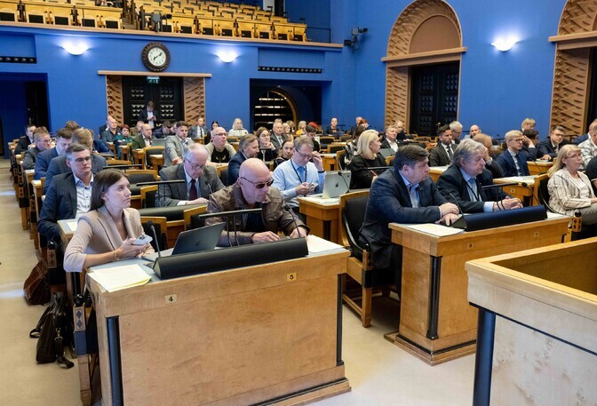 Otse kell 10: riigikogus jätkub perehüvitiste eelnõu arutelu