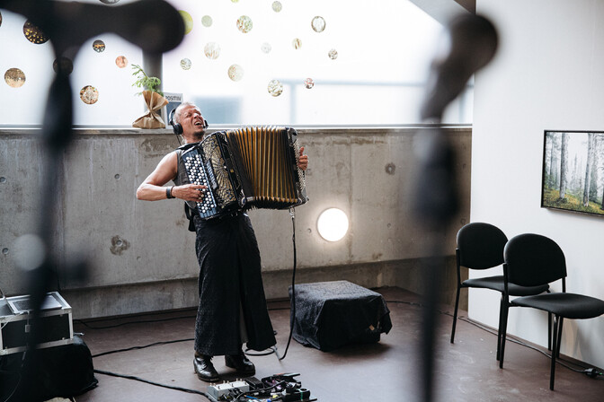 Pildid: Soome fotokunstnike näituse avamisel esines Kimmo Pohjonen