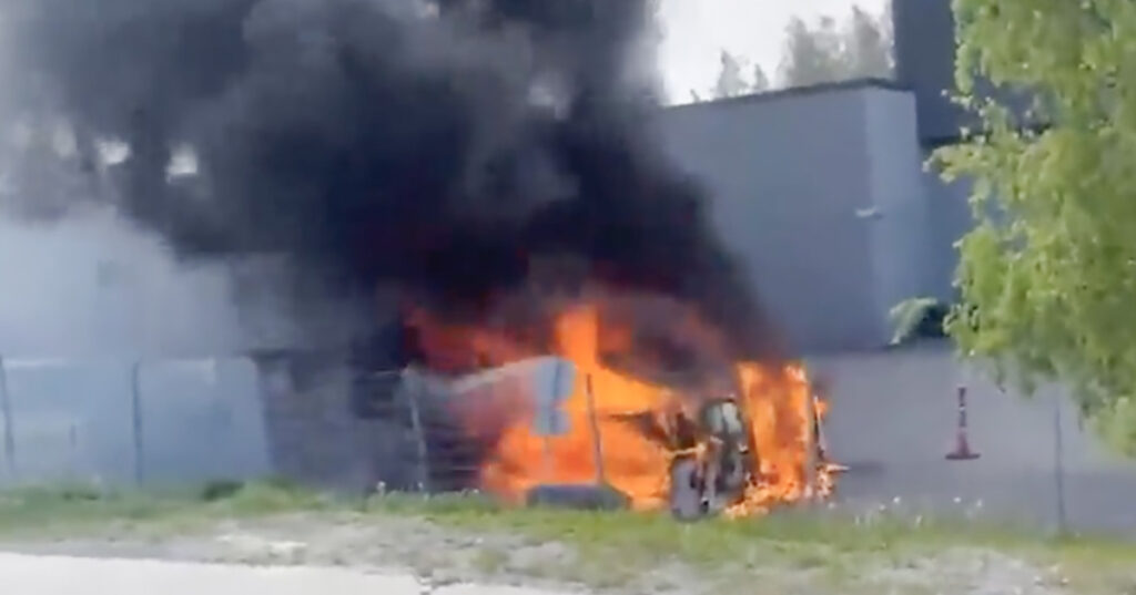 Soomes parklas plahvatanud elektriauto süttis põlema