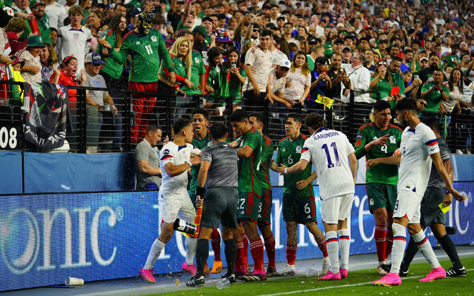 USA ja Mehhiko poolfinaalis nähti nelja punast kaarti