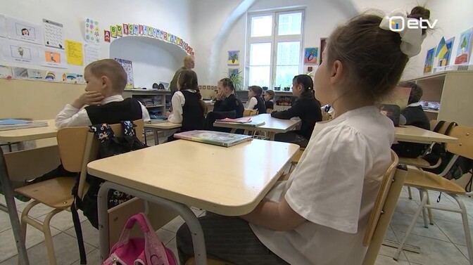 Vanalinna Hariduskolleegiumi ukraina lapsed valmistuvad koolipeoks