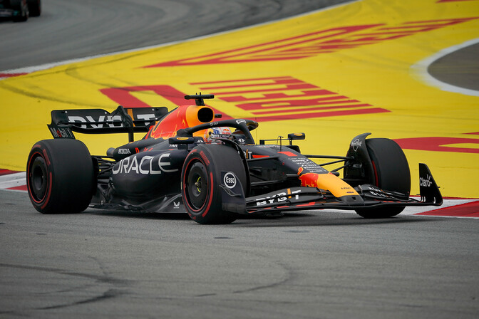 Verstappen võitis kvalifikatsiooni, Mercedesed põrkasid kokku