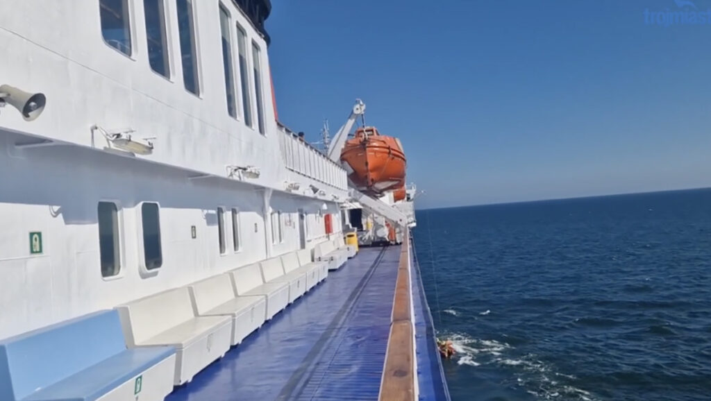 Video laeva pardalt, kust naine ja laps vette kukkusid