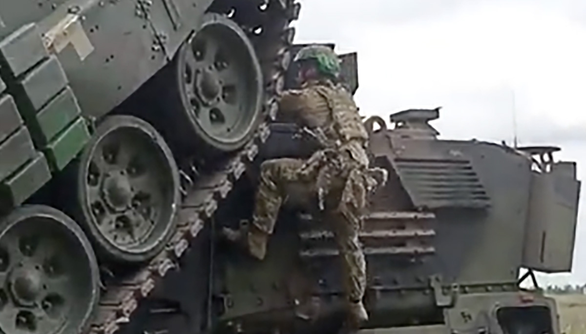 VIDEO: Ukraina tank sõitis otsa USA soomukile