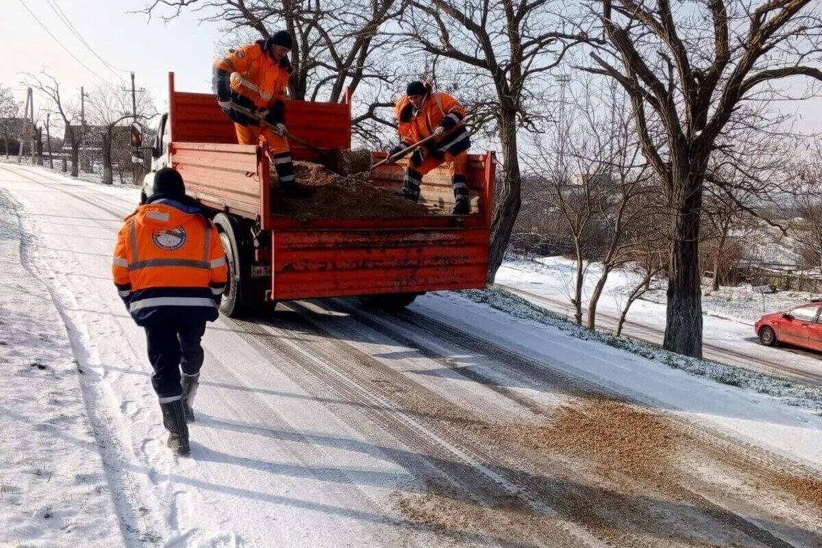 В Керчи очистили от снега 1,7 тысячи километров дорог