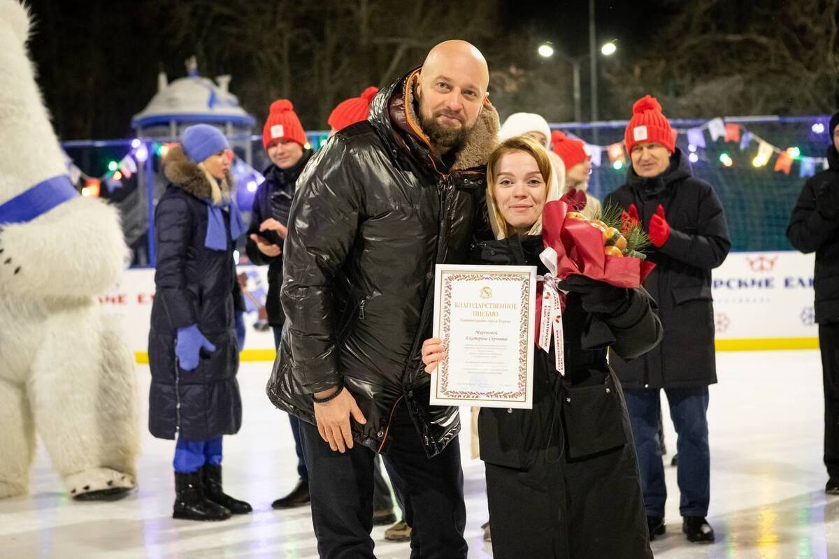 В Курске на «Студенческой ночи» в парке катались на коньках и играли в снежное регби