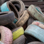 В Петрозаводске в 2025 году с контейнерных площадок было вывезено около 2,5 тысяч тонн брошенных шин