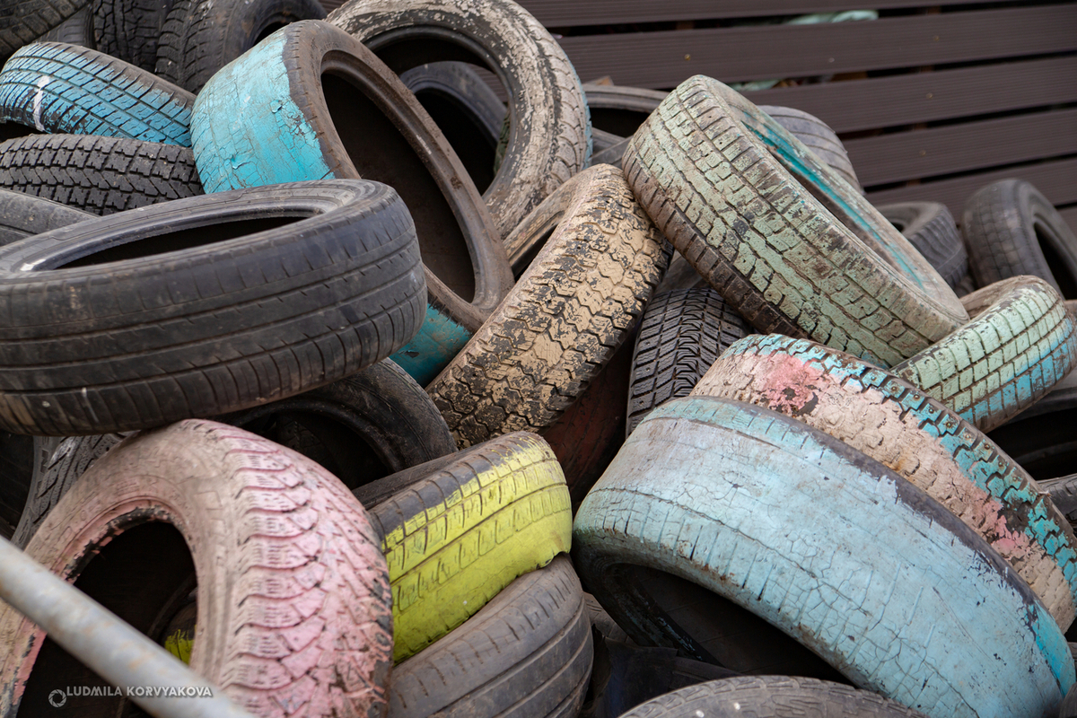 В Петрозаводске в 2025 году с контейнерных площадок было вывезено около 2,5 тысяч тонн брошенных шин