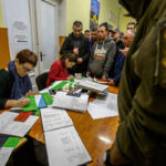 Военкомы из украинского города отправили на фронт наркоманов, пожилых и аутистов