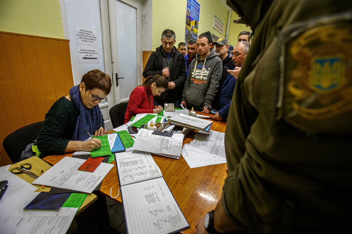 Военкомы из украинского города отправили на фронт наркоманов, пожилых и аутистов