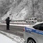 ГИБДД Сочи регулирует движение на Мамайском перевале из-за снегопада