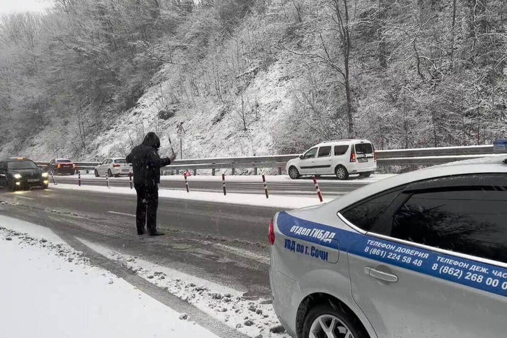 ГИБДД Сочи регулирует движение на Мамайском перевале из-за снегопада