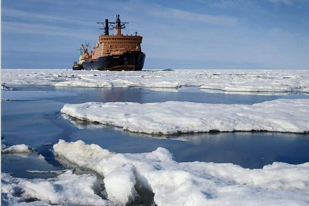 Для спасения застрявшего во льдах теплохода выслан ледокол