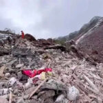 Душераздирающих крики раздаличь из туалета после схода оползня на палаточный городок