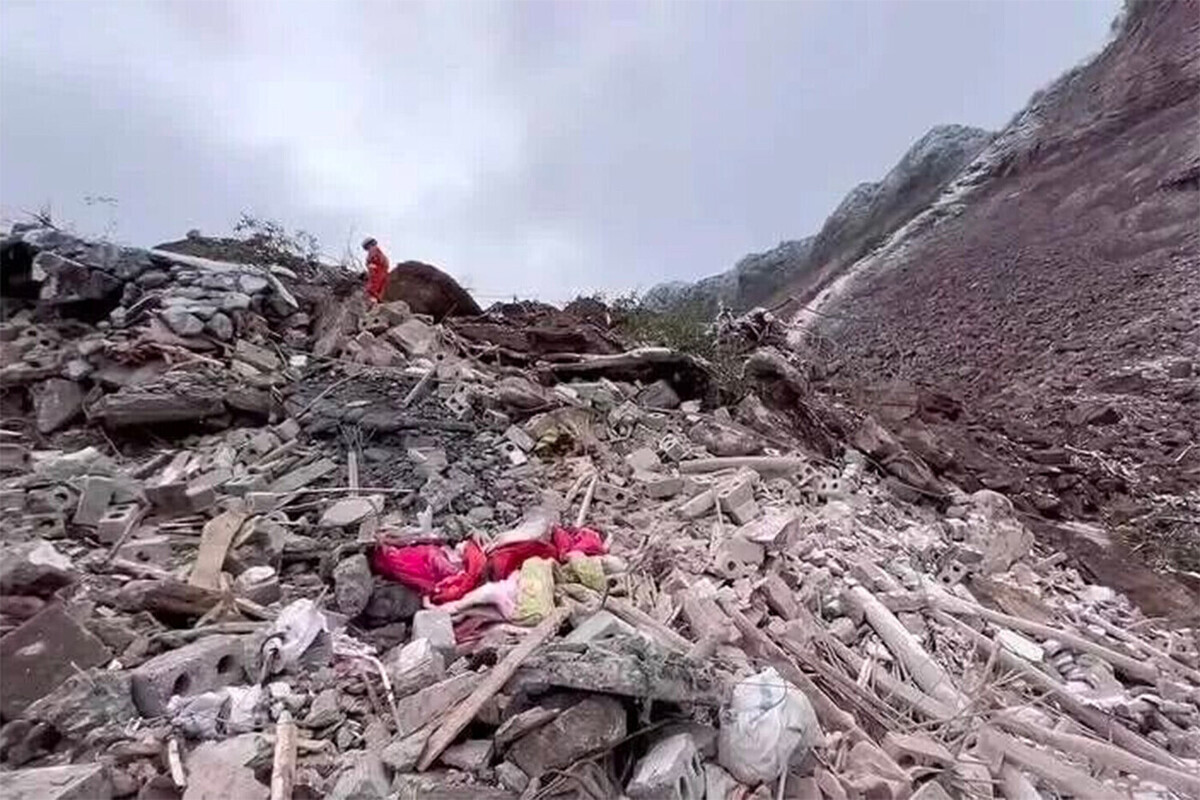 Душераздирающих крики раздаличь из туалета после схода оползня на палаточный городок