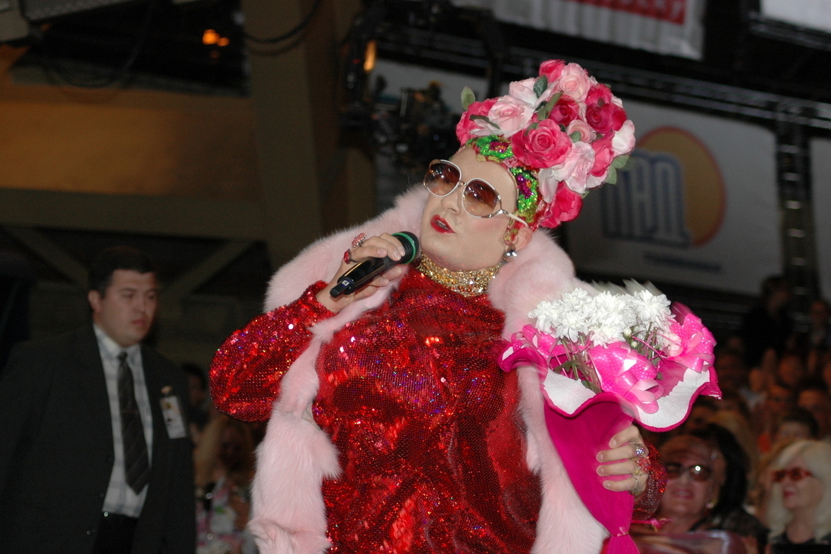 Жители Киева отпраздновали возвращение света танцем под Сердючку