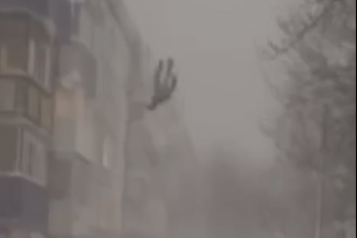 Жители Петропавловска-Камчатского начали прыгать из окон даже пятого этажа в снег