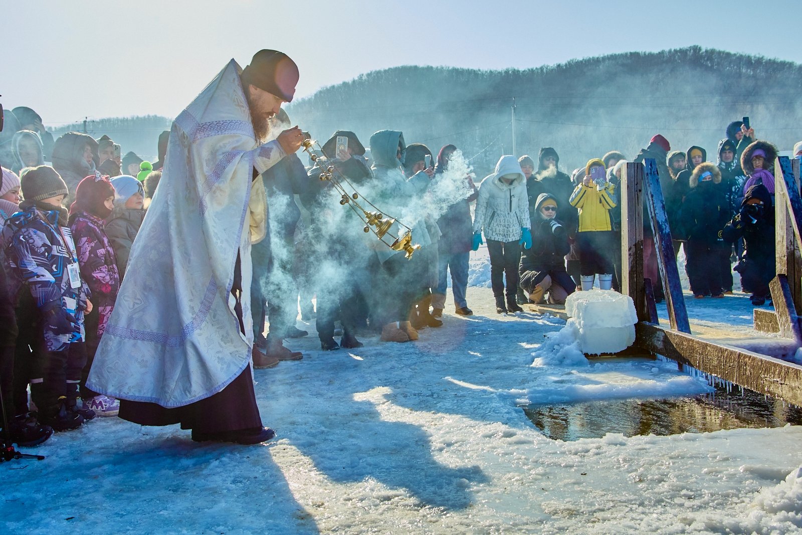 Крещенские морозы не помешали Крестному ходу и купаниям на Русском острове
