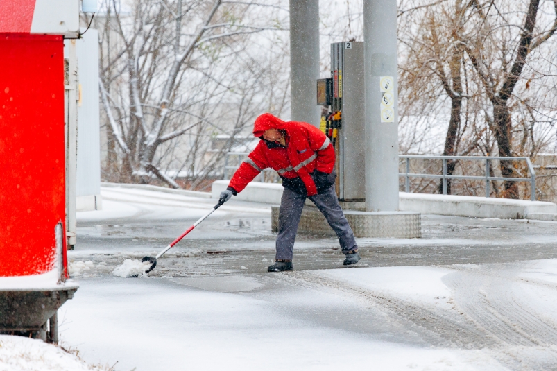 На 126 юрлиц Владивостока составили протоколы из-за неубранного снега